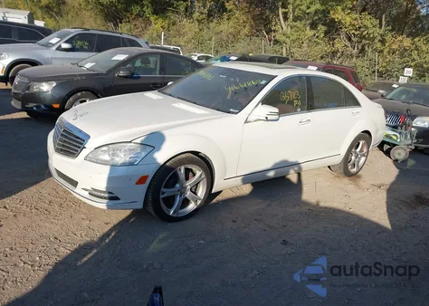 2013 Mercedes-Benz S 550 z USA, uszkodzony, nr VIN WDDNG7DB9DA495780